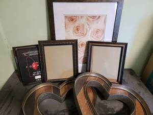 lot 183 image: Metal and wood hanging hearts, 3 8x10 frames and 1 16x20 frame