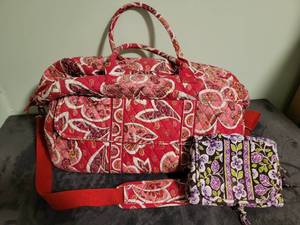 lot 185 image: 1 Vera Bradley Weekedner bag and 1 Vera Bradley travel size makeup bag