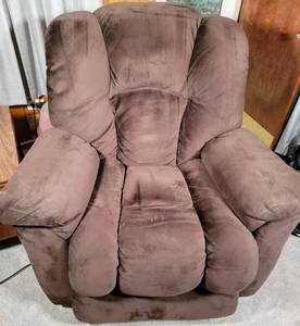 lot 4 image: Gladiator Brown manual recliner (comes from home with cats)