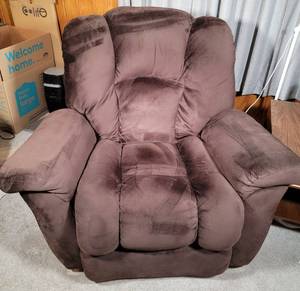 lot 5 image: Gladiator Brown manual recliner (comes from home with cats) (Right arm leans out a little see photo)