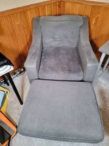 lot 9 image: Blue grey arm chair with ottoman