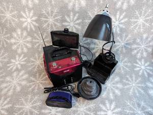 lot 41 image: Assorted radios, lights and clocks