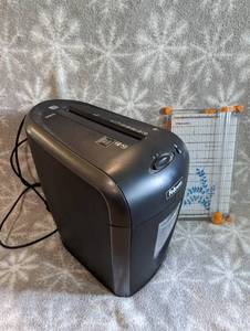 lot 65 image: Fellow 59CB paper Sheredder, Fiskars Rulered paper cutter