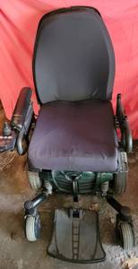lot 11 image: 2013 Q6 Edge 2.0 powerchair missing arm rest on left side and batteries will not charge