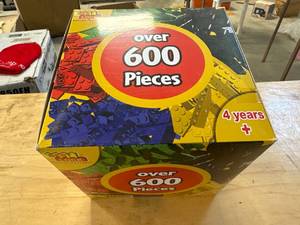 lot 23 image: 600pc Toy Blocks
