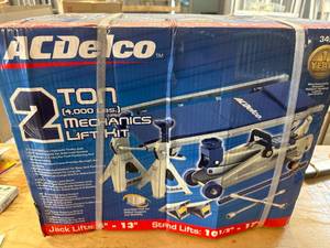 lot 28 image: 2 Ton Mechanics Lift