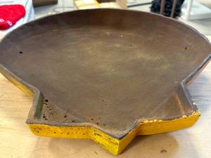 lot 45 image: Cast Iron Heavy Shell Sign 16 Inch Diameter