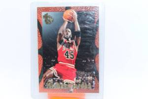 lot 31 image: Michael Jordan 1995 Topps No. 121