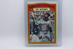 lot 145 image: Roberto Clemente In Action 1972 Topps No. 310