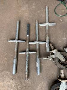 lot 47 image: Scaffolding legs and casters