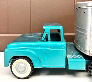 lot 106 image: Vintage STRUCTO LIVESTOCK TRUCKING Truck and Trailer