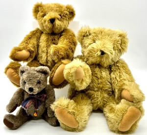 lot 133 image: 2 Vintage Mohair VERMONT Teddy Bears with Vintage Mohair CLEMENS GERMAN Bear