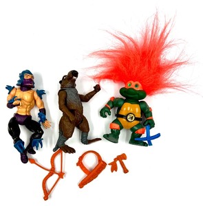 lot 144 image: Vintage TEENAGE MUTANT NINJA TURTLES - Shredder, Michelangelo TROLL, Splinter and accessories