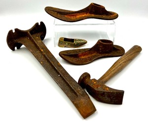 lot 194 image: Vintage Cast Iron Cobblers Anvil and 3 Shoes with Hammer and Brass Shoe Ashtray