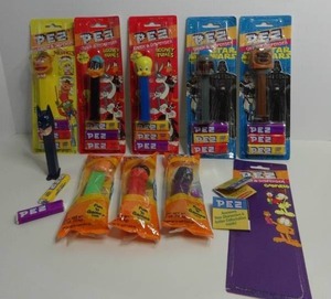 lot 159 image: PEZ -Vtg 90s LOONEY TOONS Tweety STAR WARS Halloween BATMAN Lot of 9 NIP wCandy