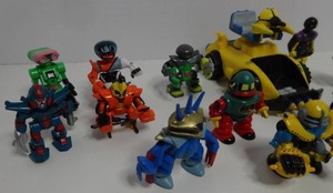 lot 169 image: Vintage 1990s LGTI Galoob Micro Machines Z-Bots Figures &amp Vehicle