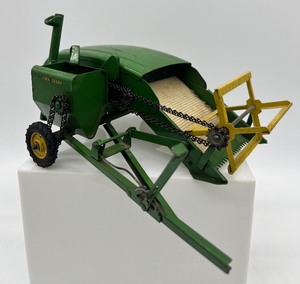 lot 214 image: Vintage John Deere Ertl Toy Pull Behind Combine