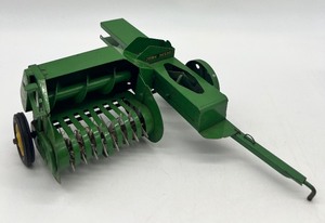 lot 215 image: Vintage John Deere Ertl Baler Toy