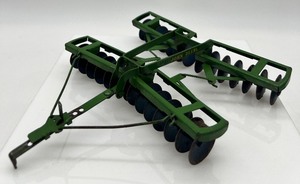 lot 216 image: Vintage John Deere Ertl Drag Disc Implement Toy