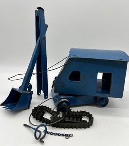 lot 219 image: Vintage STRUCTO Crane - Parts or Repair