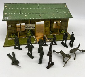 lot 220 image: Vintage Toy MARX Tin Army Training Center  House and Army Men