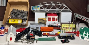 lot 225 image: AMERICAN FLYER TRAIN SET,  PLASTICVILLE Houses  Buildings and More