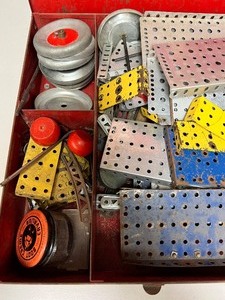 lot 227 image: Vintage Erector Set with Metal Case