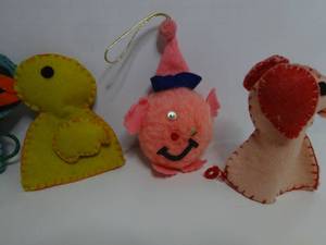 lot 165 image: Vintage Felt Finger Puppets & PuffBall Characters PomPom Ornaments
