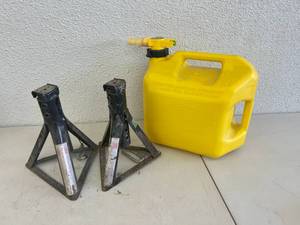 lot 214 image: Car Jacks & 5 Gallon Diesel Can