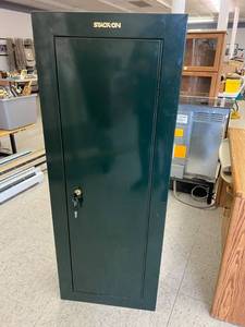 lot 219 image: Stack-On Gun Cabinet