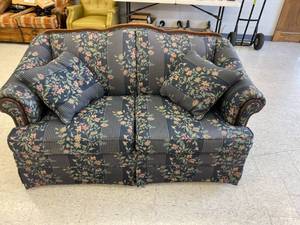lot 237 image: Loveseat