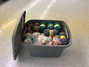 lot 302 image: Tote of Yarn