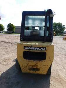 lot 7 image: 2004 Daewoo  Doosan Diesel Forklift with Heated Cab