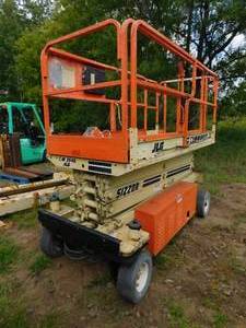 lot 13 image: 1994 JLG CM2546 Scissor Lift