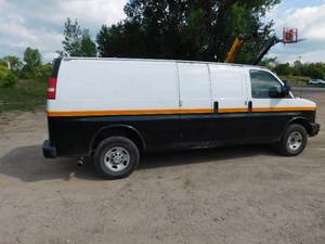 lot 16 image: 2010 Chevrolet 3500 Express Van