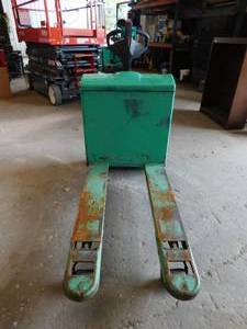 lot 17 image: 2016 Mitsubishi PW23 Electric Pallet Jack