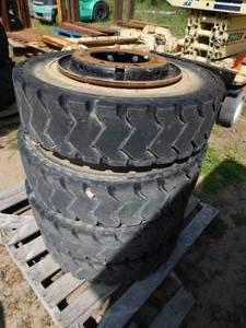 lot 33 image: 4 -  Orca Solid Pneumatic Forklift Tires on Hyundai 70D Rims - 8.25 - 15