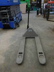 lot 40 image: Manual 5,000lb Pallet Jack