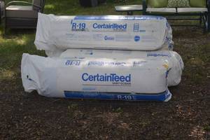 lot 6 image: 4 bags of R-19 Insulation