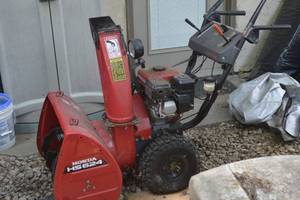 lot 15 image: Honda HS624 Snowblower
