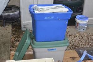 lot 28 image: 2 totes of sheets