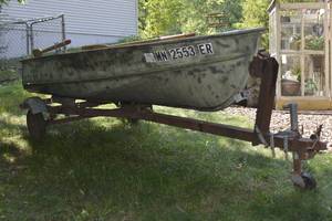 lot 2 image: Lund Boat with trailer