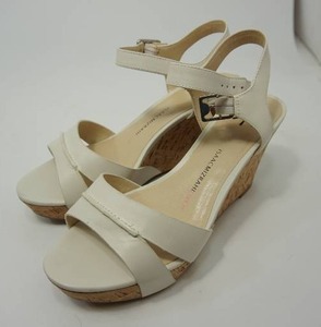 lot 34 image: Isaac Mizrahi 9W