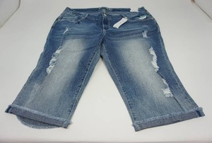 lot 100 image: RUE 21 Womans NWT Size 18 Designer Curvy Crops Capri Jean Pant