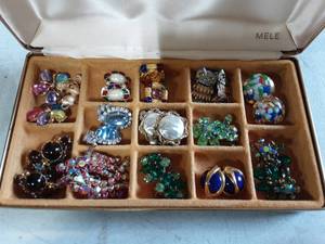 lot 5 image: Jewelry Box With Contents