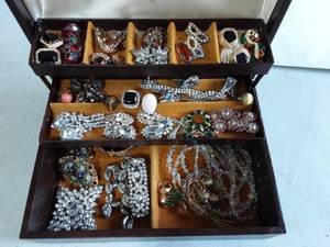 lot 7 image: Vintage Jewelry Chest & Contents