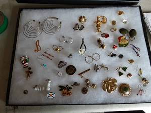 lot 21 image: Glass Lid Display Box & Contents Of Assorted Jewelry 12x16