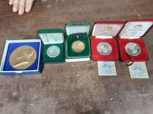 lot 45 image: 2-British Jubinee, Silver Coins & Kennedy Commemorative Coin