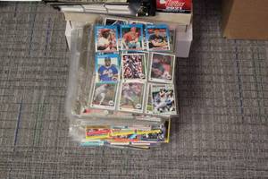 lot 86 image: Large Bulk Sports Card Lot
