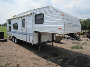 lot 9 image: 1998 Prowler 27 Camper